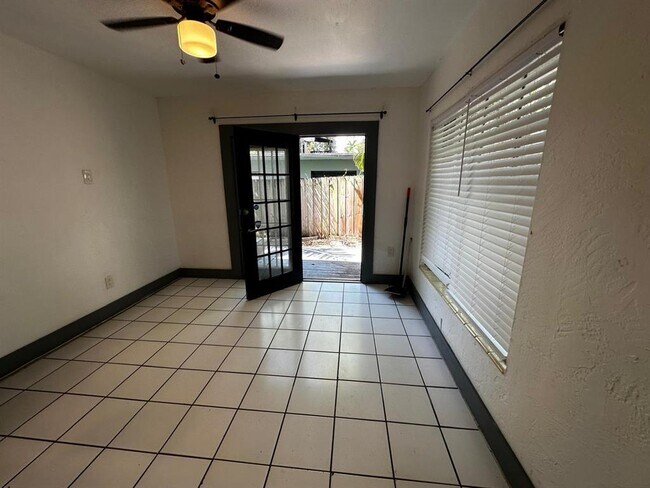 Building Photo - 1418 SW 27th St