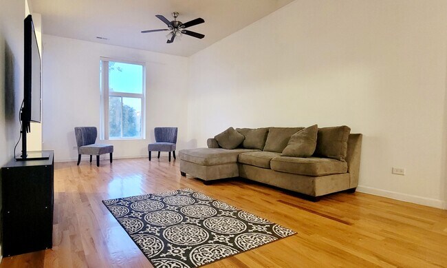 Living Room - 425 E 42nd Pl