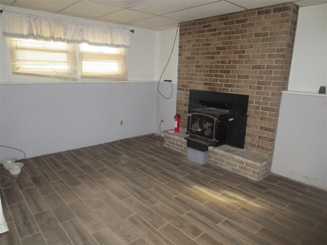 Building Photo - 823 Jennifer Ln