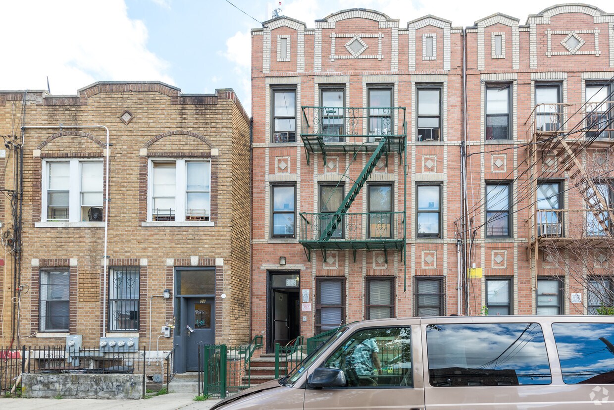 Building Photo - 86 Newport St