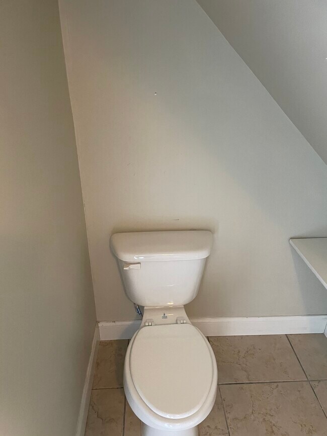 Toilet - 7502 Snow Hill Rd