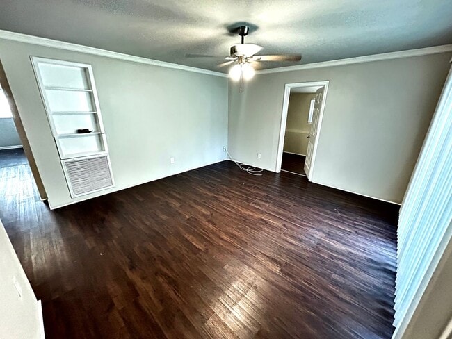 Foto del edificio - Beautiful 4 Bed, 2 Bath Home with Fenced i...