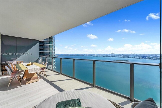 Foto del edificio - 560 NE 32nd St