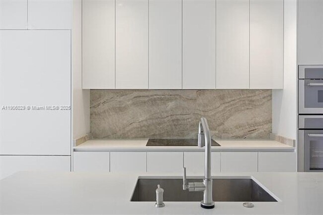 Foto del edificio - 700 NE 24th St