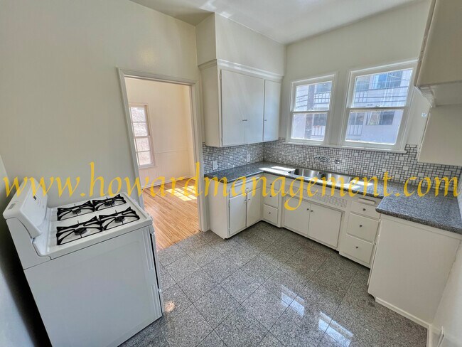 Foto del edificio - 9006-9010 Burton Way