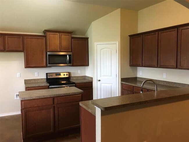 Building Photo - Wonderful 3/2/2 with covered patio! Close ...