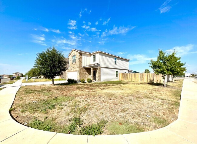 Foto del edificio - **APPLICATION RECEIVED** Move-In Ready 6-Bedroom with Fenced Yard and Amazing Amenities!