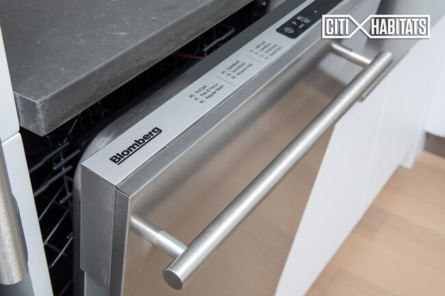 Building Photo - Astor Broadway