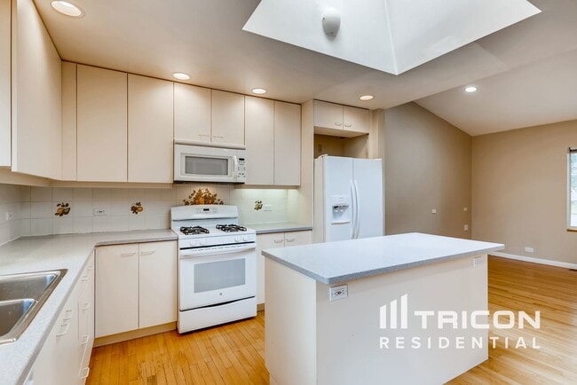 Building Photo - 2629 Fontana Dr