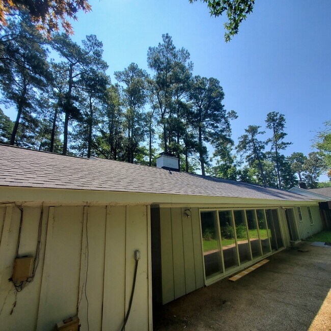 Foto del edificio - 2104 Hardee Rd