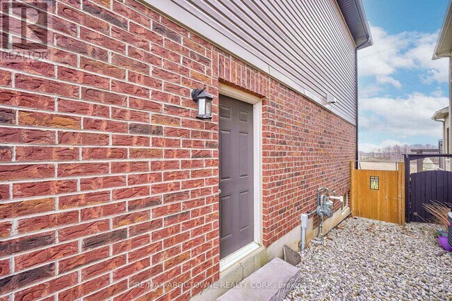 Building Photo - 195 Greti Dr