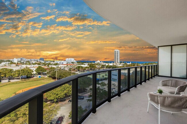 Foto del edificio - 7144 Byron Ave