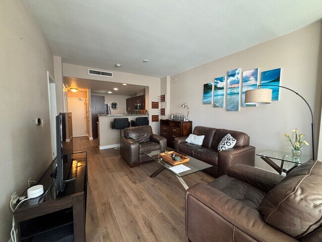 Foto del edificio - Modern Downtown Condo with Balcony, Pool, ...