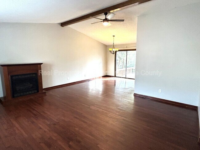 Foto del edificio - 207 Trillingham Ln