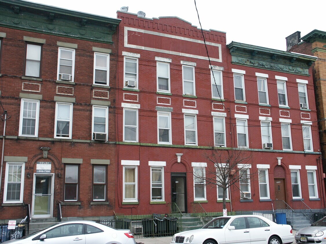 Building Photo - 728 21st St