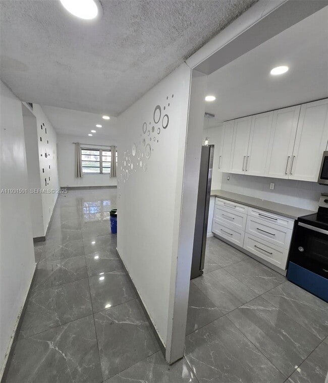 Building Photo - 5130 SW 40th Ave