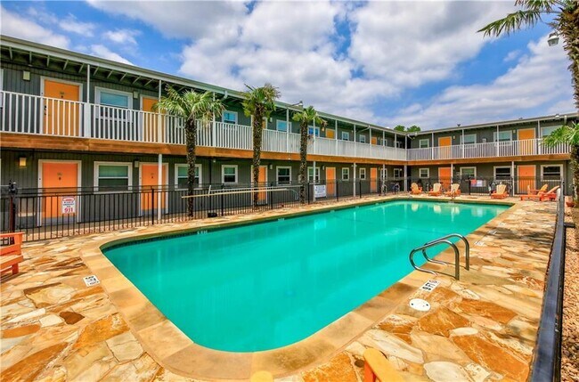 Foto del edificio - 2401 Manor Rd