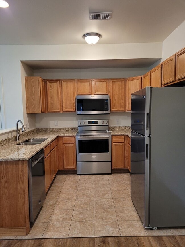 Building Photo - 670 Bassett Dr