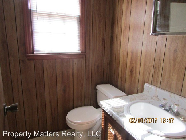 Building Photo - 2 br, 1 bath House - 122 E. Washington Street