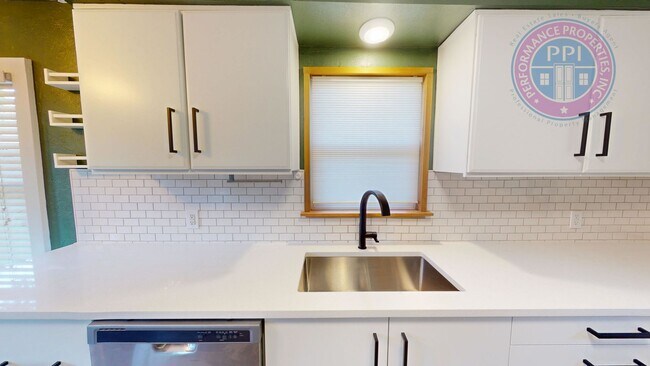 Foto del edificio - Newly Remodeled Home With Large Yard In Ro...
