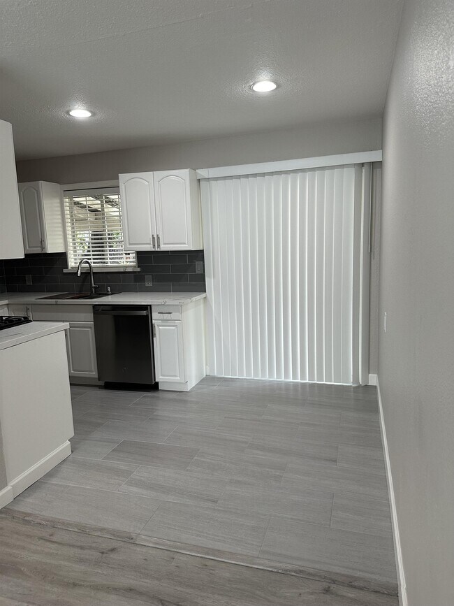 Building Photo - 2064 San Ramon Ave