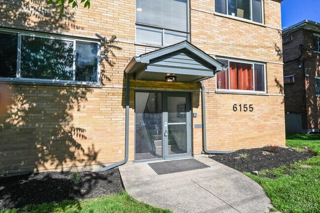 Foto del edificio - 6155 Ridge Ave