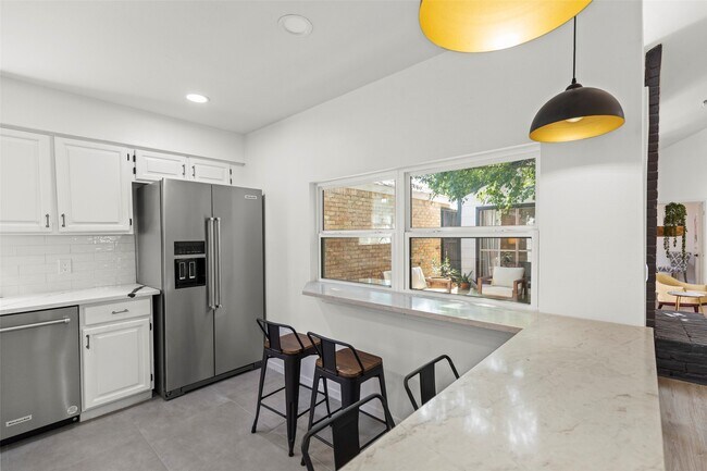 Building Photo - 2019 Wilcrest Dr