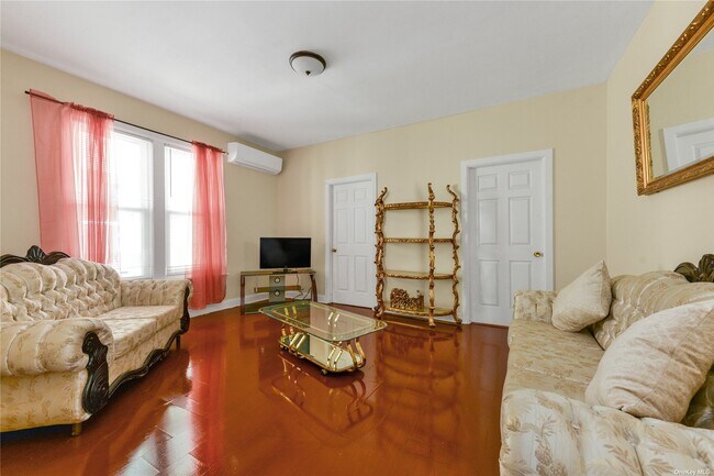 Foto del edificio - 690 Shepherd Ave