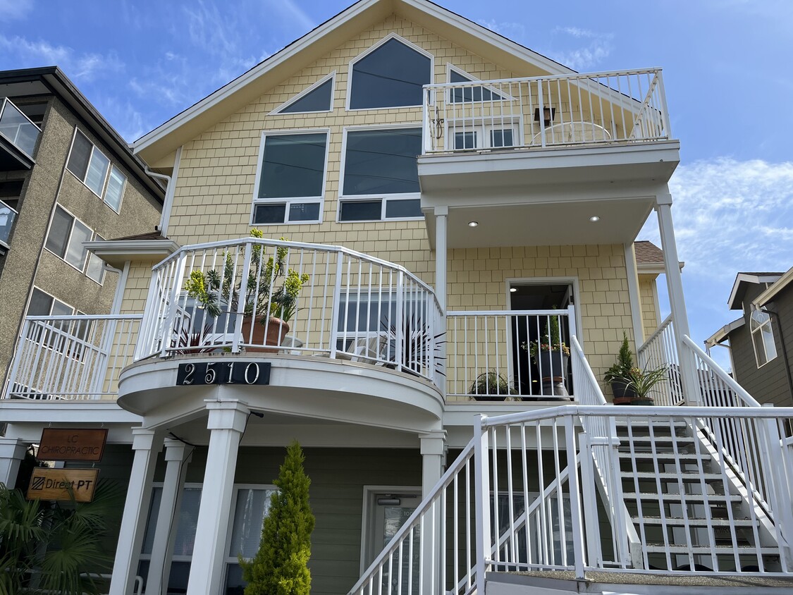 Spacious deck with lakeview - 2510 Fairview Ave E