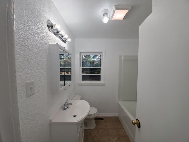 Building Photo - 525 Terry Cir