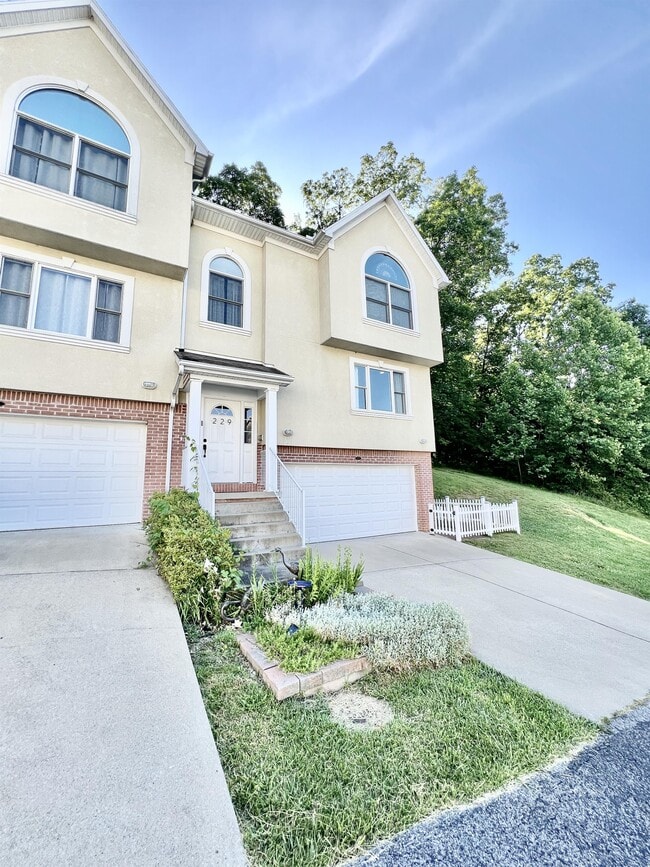 Foto del edificio - 229 Palisades Dr