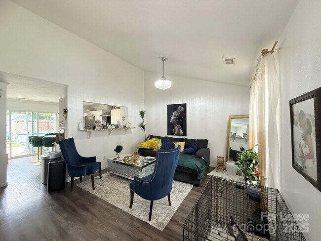 Foto del edificio - 856 Raindrops Rd