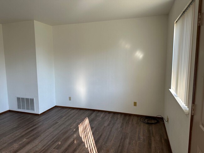 Foto del edificio - 1 Bedroom, 1 Bathroom Lower Unit in Small Apartment Building Close to BTC