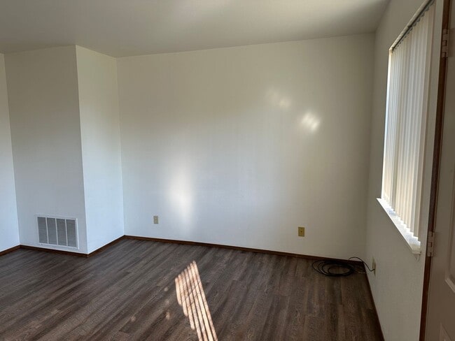 Building Photo - 1 Bedroom, 1 Bathroom Lower Unit in Small Apartment Building Close to BTC