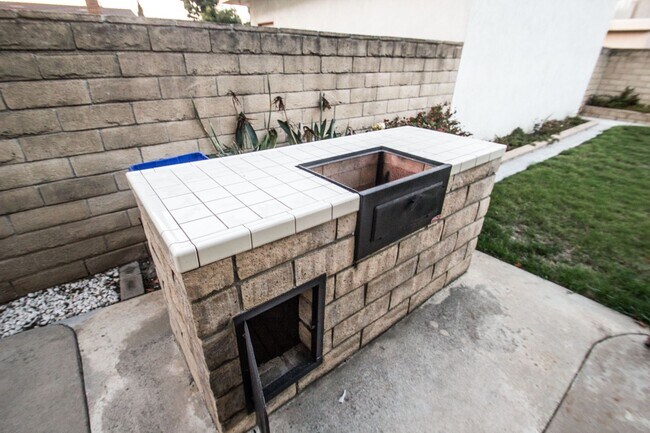 Building Photo - This lovely North Oxnard 4 bedroom 2 bath home with Vintage Oxnard Vides!!! COMING SOON