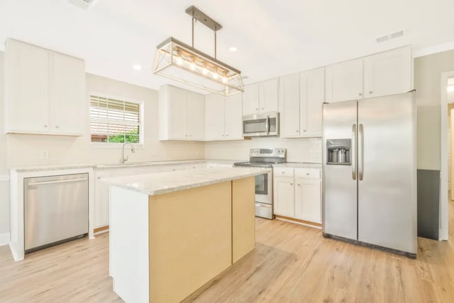 Foto del edificio - 2244 Staggerbush Dr