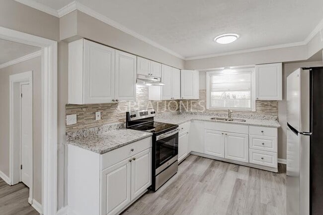 Building Photo - 3002 Grenada Dr