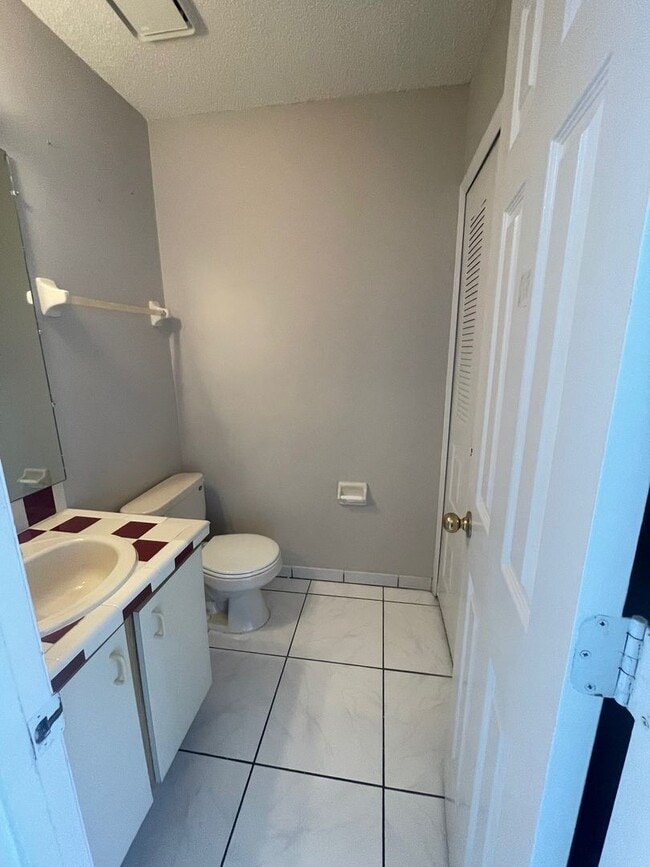 Building Photo - 3 Bed 2.5 Bath Townhome | Gated Community ...
