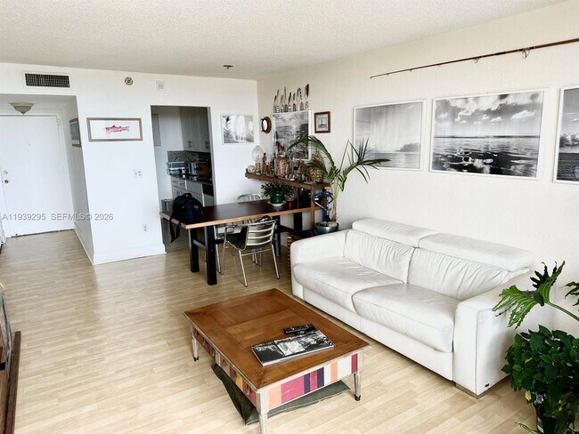 Foto del edificio - 2350 NE 135th St