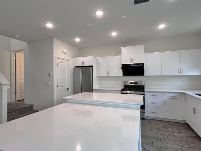 Building Photo - 537 Farmhouse Ln