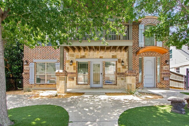 Foto del edificio - * MOVE IN SUMMER 7/25/2027 * 5 Bed 3 Bath Walk to TCU Light Housekeeping Included