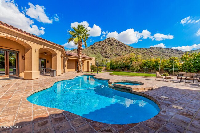 Foto del edificio - 5339 E Royal Palm Rd