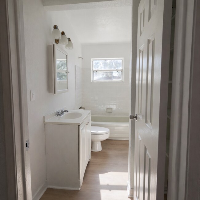 Foto del edificio - 640 Jasmine Rd