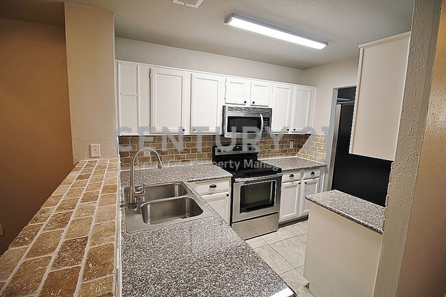 Foto del edificio - Cute & Clean 2-Story 2/1.5 Townhome in Gar...