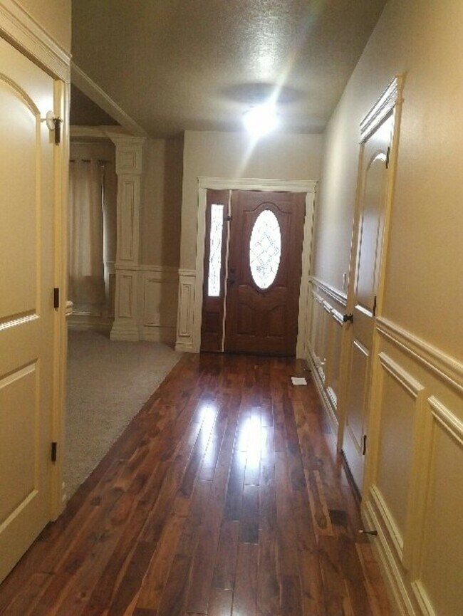 Building Photo - TC021 - Silverton