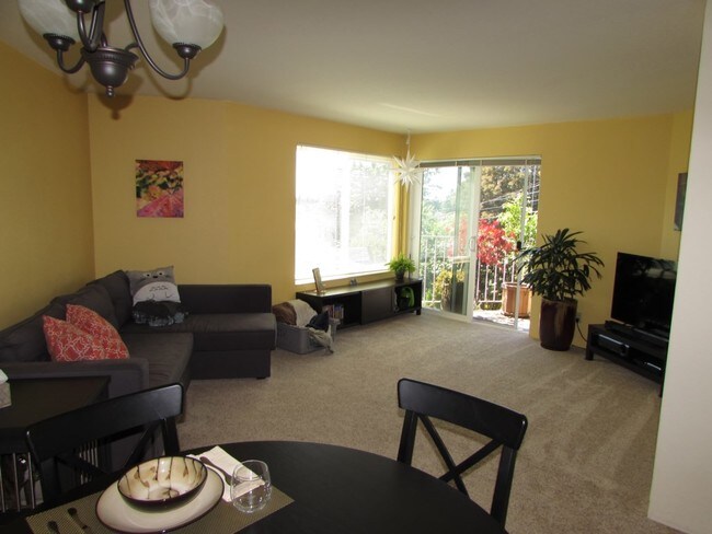 Building Photo - 135 N 105th St