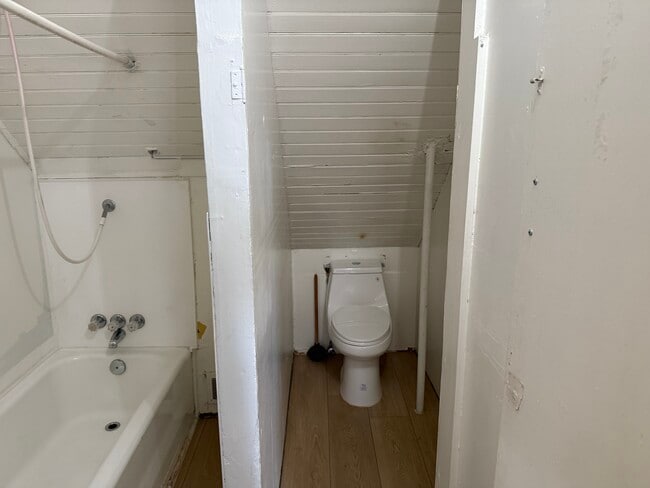 Building Photo - 907 Rood Ave