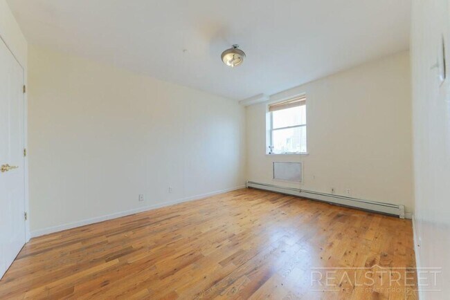 Building Photo - 573 Warren St