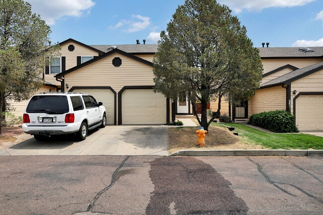 Building Photo - Fully Remodeled End-Unit Townhome Near Pet...