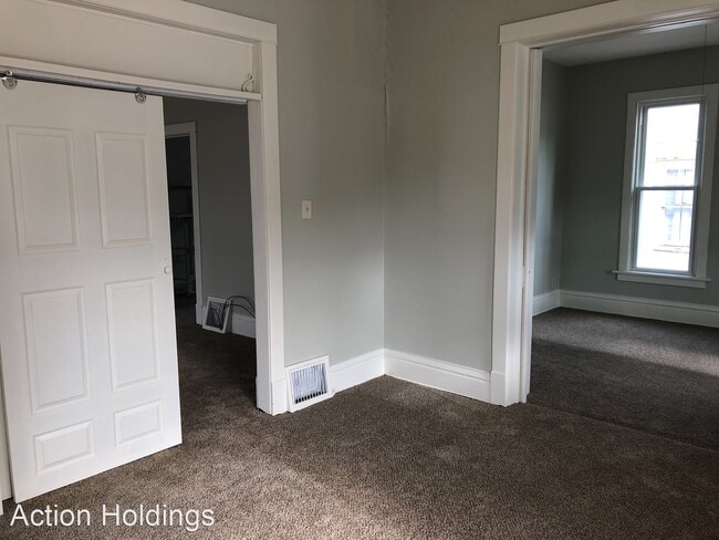 Building Photo - 2 br, 1 bath House - 104 E 8th St
